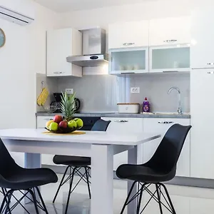 Apartment Petra Modern With Free Parking And Bbq, Zadar